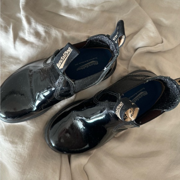 BLUNDSTONE KIDS PATENT BLACK LEATHER - SIZE 1 - Picture 4 of 5